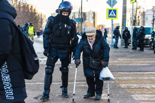 Dzielnicowi pomogli zagubionemu seniorowi wrócić bezpiecznie do domu