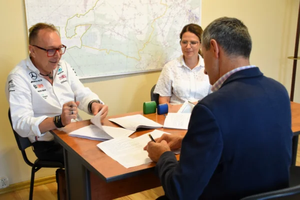 Gmina Ryczywół podpisała umowę na budowę chodnika łączącego Ludomki i Lipę