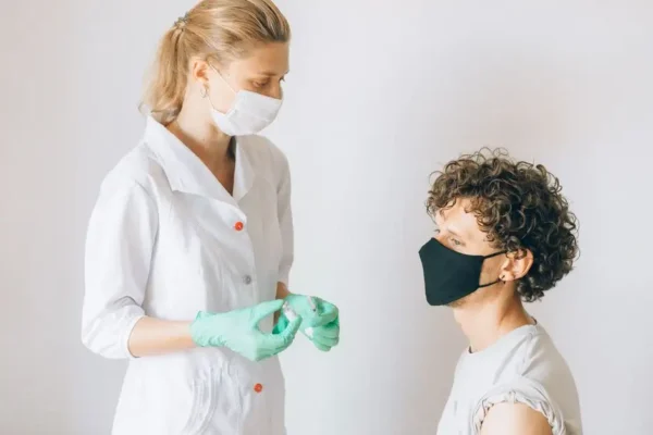Bezpłatne szczepienia przeciw HPV dla dorosłych do 26. roku życia – rusza program Ministerstwa Zdrowia